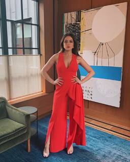Elizabeth Gillies feet photo thumbnail