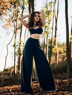 Elizabeth Gillies feet photo thumbnail