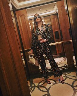 Elizabeth Gillies feet photo thumbnail