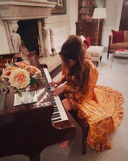 Elizabeth Gillies feet photo thumbnail