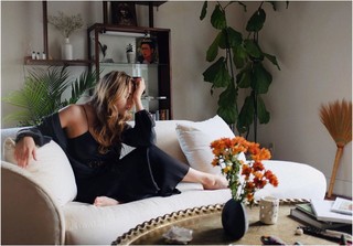 Elizabeth Gillies feet photo thumbnail