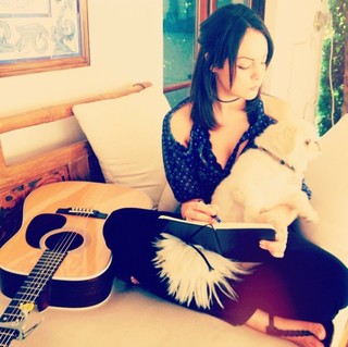 Elizabeth Gillies feet photo thumbnail