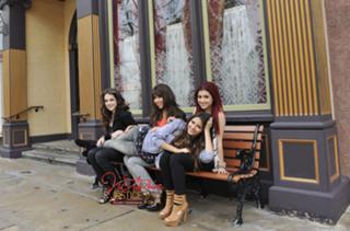 Elizabeth Gillies feet photo thumbnail