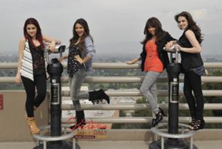 Elizabeth Gillies feet photo thumbnail