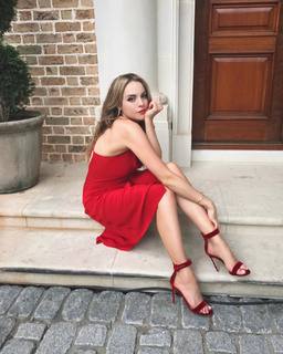 Elizabeth Gillies feet photo thumbnail