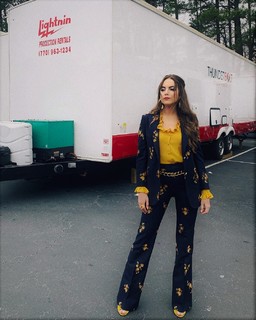 Elizabeth Gillies feet photo thumbnail