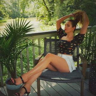 Elizabeth Gillies feet photo thumbnail