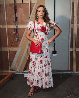 Elizabeth Gillies feet photo thumbnail