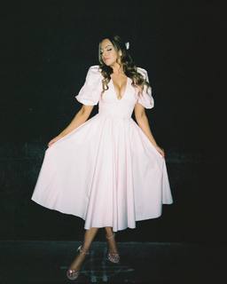 Elizabeth Gillies feet photo thumbnail
