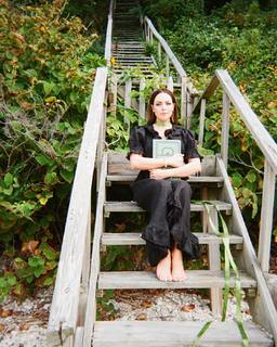 Elizabeth Gillies feet photo thumbnail