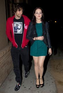 Elizabeth Gillies feet photo thumbnail