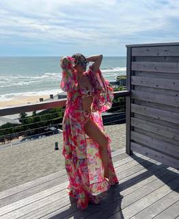 Elizabeth Gillies feet photo thumbnail
