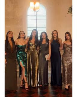 Elizabeth Gillies feet photo thumbnail