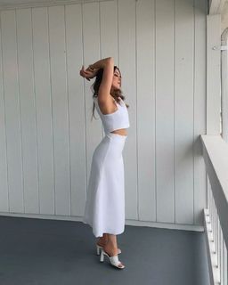 Elizabeth Gillies feet photo thumbnail