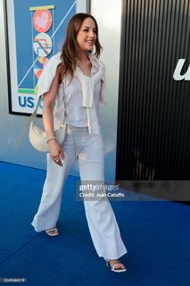 Elizabeth Gillies feet photo thumbnail
