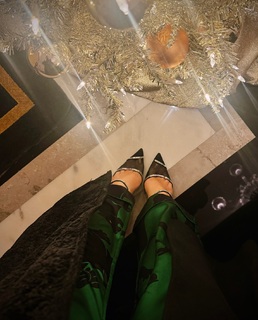 Elizabeth Gillies feet photo thumbnail