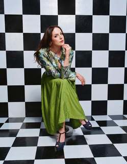 Elizabeth Gillies feet photo thumbnail