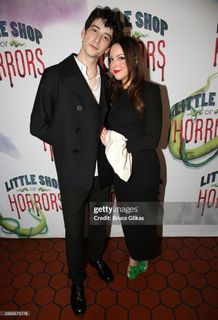 Elizabeth Gillies feet photo thumbnail