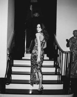 Elizabeth Gillies feet photo thumbnail