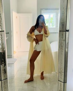 Elizabeth Gillies feet photo thumbnail