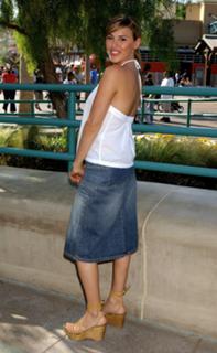 Elizabeth Hendrickson feet photo 2