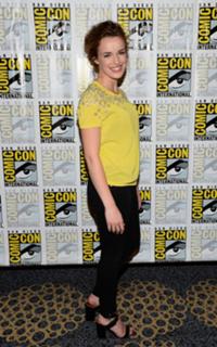Elizabeth Henstridge feet photo thumbnail