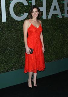 Elizabeth Henstridge feet photo thumbnail