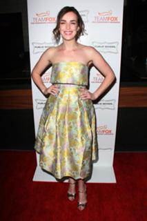 Elizabeth Henstridge feet photo thumbnail
