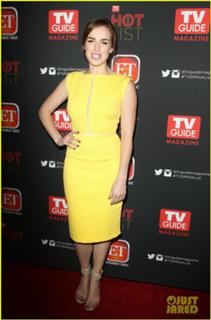 Elizabeth Henstridge feet photo thumbnail