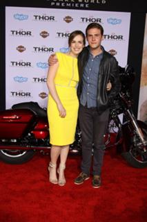 Elizabeth Henstridge feet photo thumbnail
