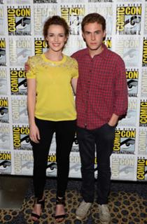 Elizabeth Henstridge feet photo thumbnail