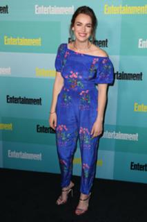 Elizabeth Henstridge feet photo thumbnail