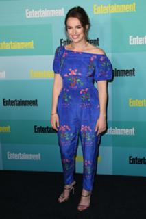 Elizabeth Henstridge feet photo thumbnail