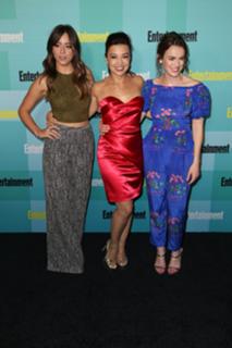 Elizabeth Henstridge feet photo thumbnail