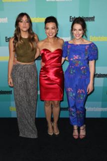 Elizabeth Henstridge feet photo thumbnail