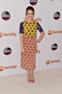 Elizabeth Henstridge feet photo thumbnail