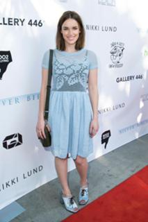 Elizabeth Henstridge feet photo thumbnail