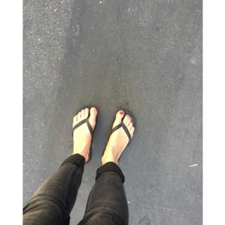 Elizabeth Henstridge feet photo thumbnail