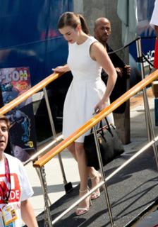 Elizabeth Henstridge feet photo thumbnail