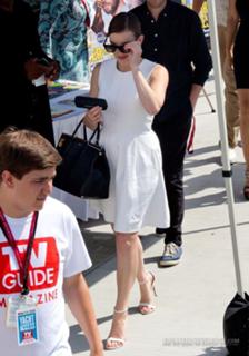 Elizabeth Henstridge feet photo thumbnail