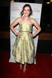 Elizabeth Henstridge feet photo thumbnail