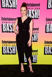 Elizabeth Henstridge feet photo thumbnail