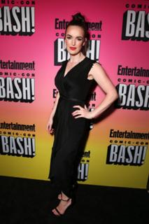Elizabeth Henstridge feet photo thumbnail