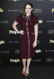 Elizabeth Henstridge feet photo thumbnail