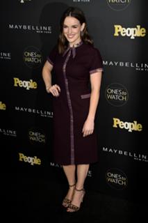 Elizabeth Henstridge feet photo thumbnail