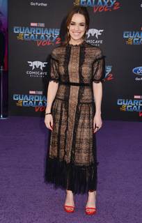Elizabeth Henstridge feet photo thumbnail