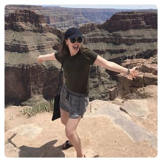 Elizabeth Henstridge feet photo thumbnail