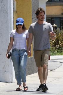 Elizabeth Henstridge feet photo thumbnail