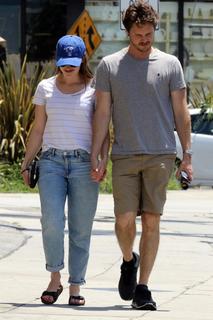 Elizabeth Henstridge feet photo thumbnail