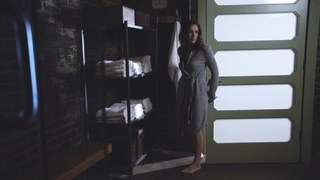 Elizabeth Henstridge feet photo thumbnail